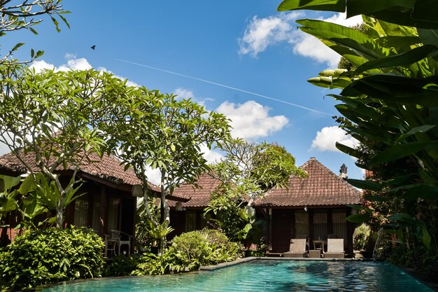 Maison de village traditionnelle en bois avec piscine