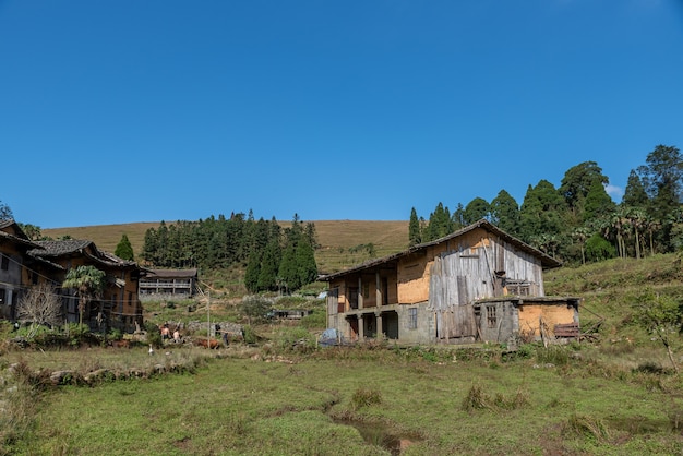 Maisons abandonnées sur les prairies rurales