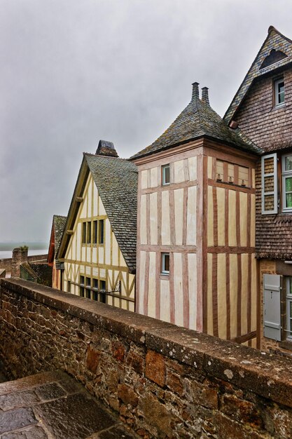 Maisons anciennes au Mont Saint Michel de la région de Normandie au département de la Manche en France.