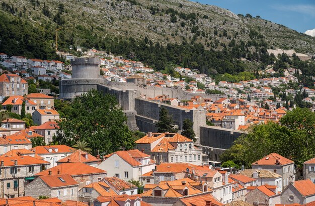 Maisons et appartements résidentiels à l'extérieur des remparts de la vieille ville de Dubrovnik