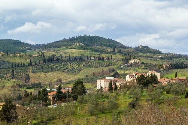 Photo des maisons et des arbres sur le champ contre le ciel