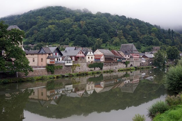 Photo des maisons au bord du lac et des bâtiments contre les arbres