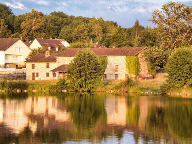 Photo des maisons au bord du lac et des bâtiments contre le ciel