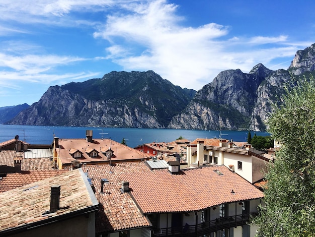Des maisons au bord du lac Garda contre le ciel
