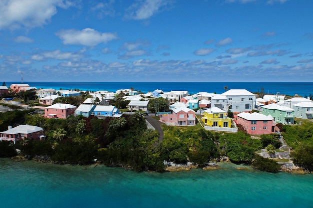 Photo des maisons au bord de la mer contre le ciel bleu