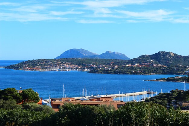 Photo des maisons au bord de la mer avec le port en arrière-plan