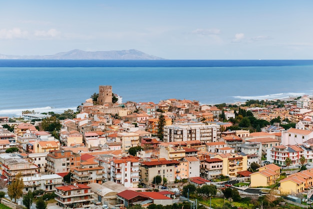 Maisons au bord de la mer