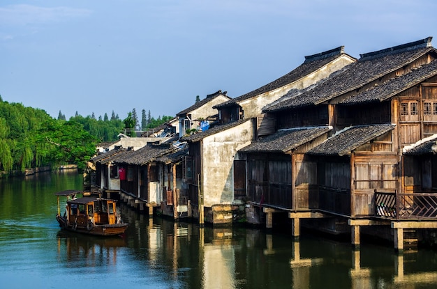 Des maisons au bord de la rivière contre le ciel