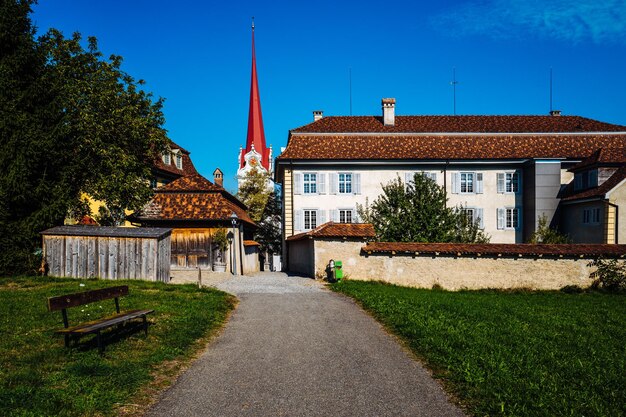 Des maisons au milieu des arbres et des bâtiments contre le ciel bleu