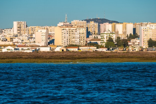 Maisons autour de la plage de Faro.