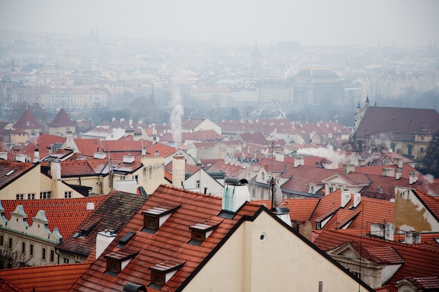 Maisons aux toits rouges dans le vieux paysage urbain de Prague