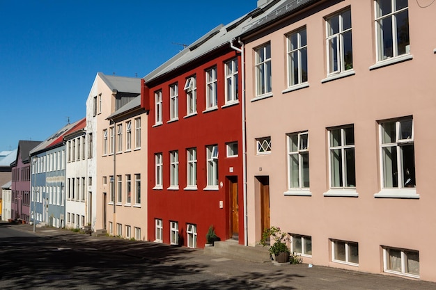 Maisons et bâtiments colorés dans la ville de Reykjavik.