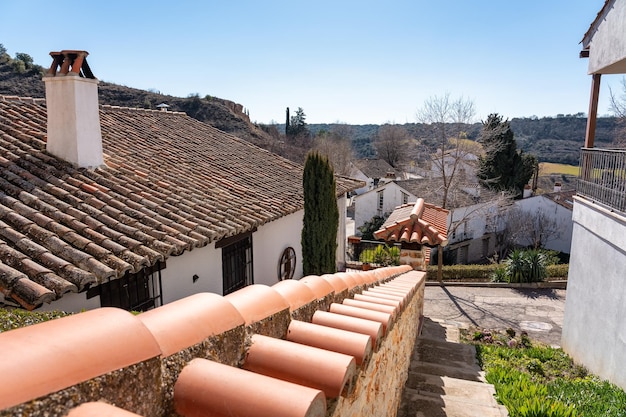 Maisons blanches pittoresques aux toits de tuiles arabes dans le village touristique d'Olmeda de las Fuentes Madrid