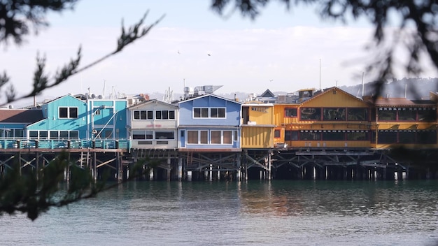 Maisons en bois colorées sur pilotis ou piliers ancien quai des pêcheurs baie de monterey