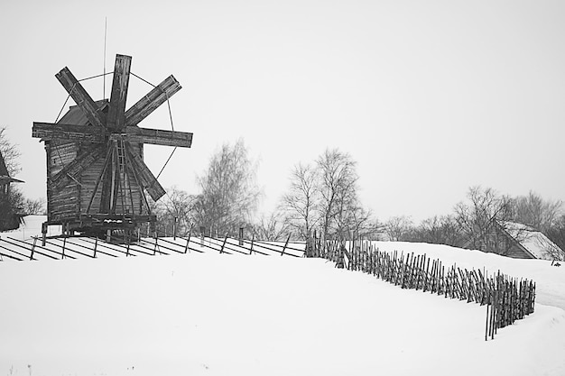 maisons en bois dans la campagne russe / architecture en bois, paysage provincial russe, village de vue d'hiver en Russie