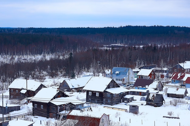 maisons en bois dans la campagne russe / architecture en bois, paysage provincial russe, village de vue d'hiver en Russie