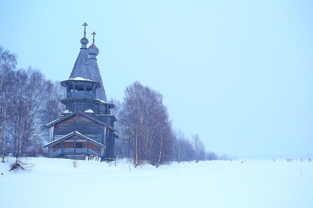 maisons en bois dans la campagne russe / architecture en bois, paysage provincial russe, village de vue d'hiver en Russie