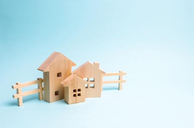 Maisons en bois sur fond bleu Jouets en bois.