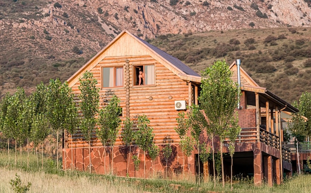 Photo des maisons en bois sur le fond des montagnes