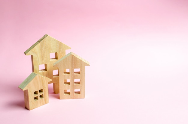 Maisons en bois sur fond rose.