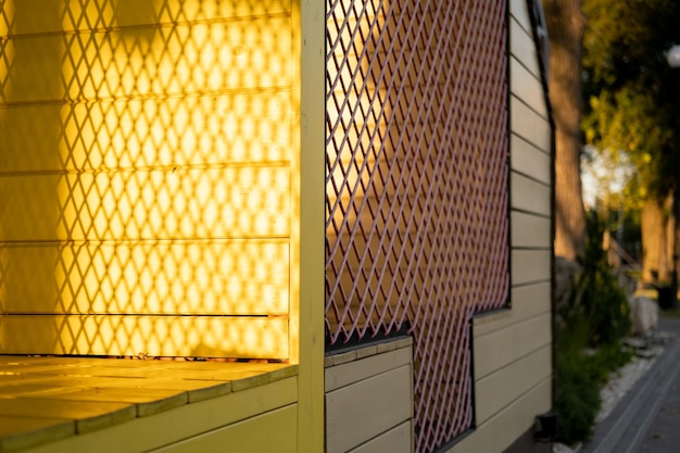 Maisons en bois jaune vif avec une clôture grillagée.