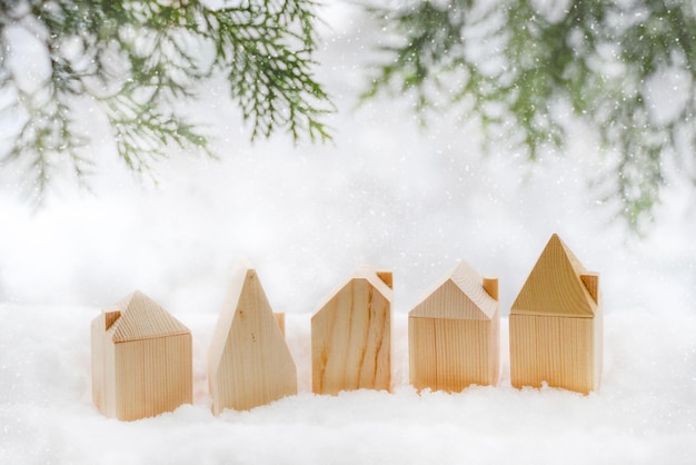 Maisons en bois jouets, branches de sapin, flocons de neige. Hiver, bonne année, joyeux Noël fond