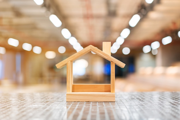 Maisons en bois miniatures et lumières floues