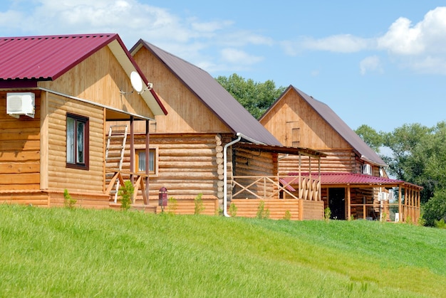 Les maisons en bois avec une pelouse sur fond de ciel bleu