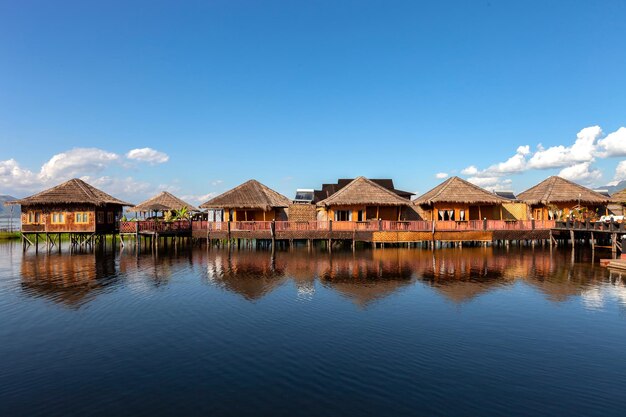 Maisons en bois sur pilotis habitées par la tribu des Inthar Inle Lake Myanmar