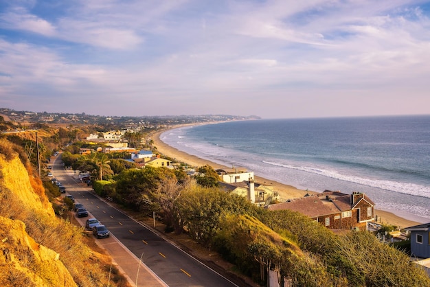 Maisons en bord de mer de la plage de Malibu en Californie