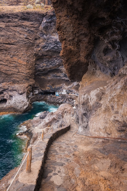 Maisons cachées dans la grotte des pirates d&#39;El Poris de Candelaria à l&#39;île de La Palma, îles Canaries