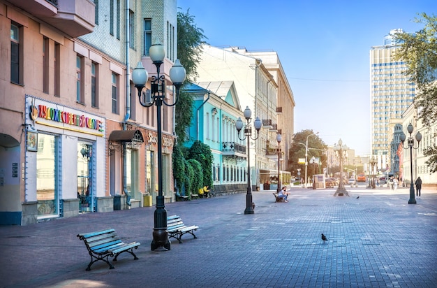 Maisons et cafés sur l'Arbat à Moscou un matin d'été