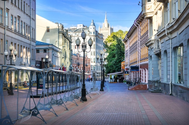 Maisons et cafés et lanternes sur l'Arbat à Moscou un matin d'été