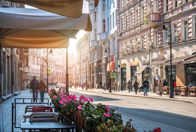 Maisons et cafés sur la rue Myasnitskaya à Moscou un jour d'automne