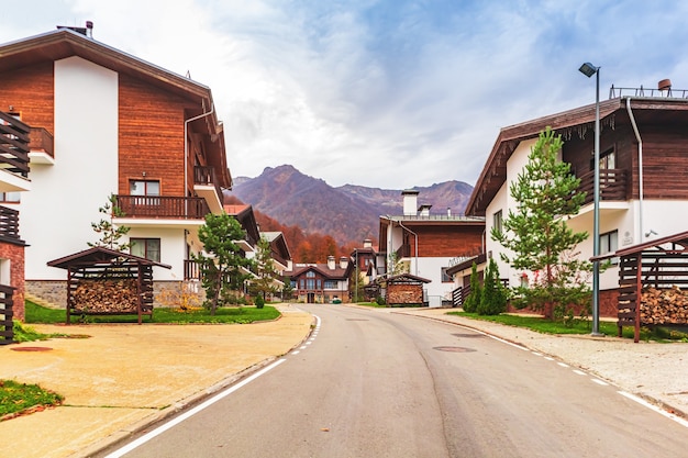 Maisons de chalets et hôtels traditionnels dans la station balnéaire de Rosa Khutor. Village olympique de montagne dans les montagnes du Caucase. Sotchi, Esto-Sadok, Russie - 13 octobre 2021.