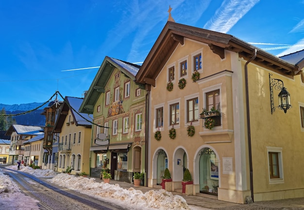 Maisons de charme dans le village bavarois de Garmisch-Partenkirchen (Allemagne), décorées pour Noël. Les Bavarois décorent depuis longtemps l'extérieur de leurs maisons.