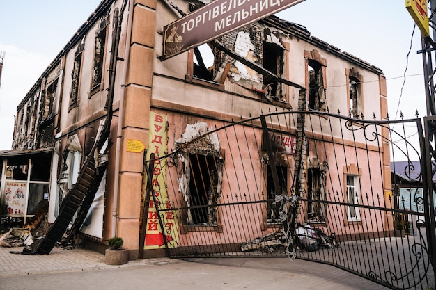 Maisons civiles et magasins détruits et incendiés dans la ville de Trostyanets Sumy Region Bâtiments civils Invasion militaire russe de l'Ukraine