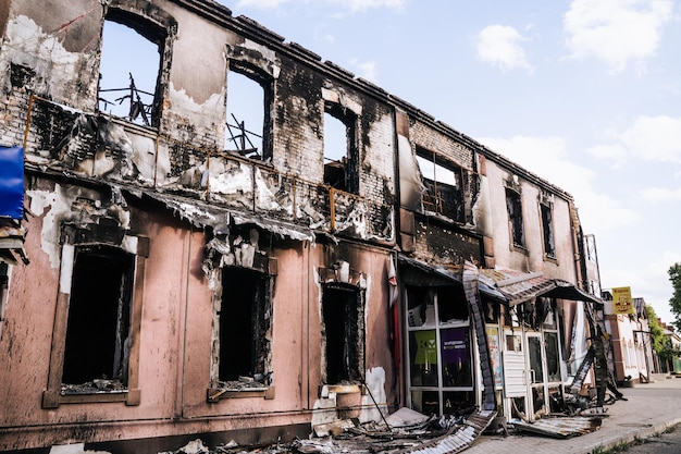 Maisons civiles et magasins détruits et incendiés dans la ville de Trostyanets Sumy Region Bâtiments civils Invasion militaire russe de l'Ukraine