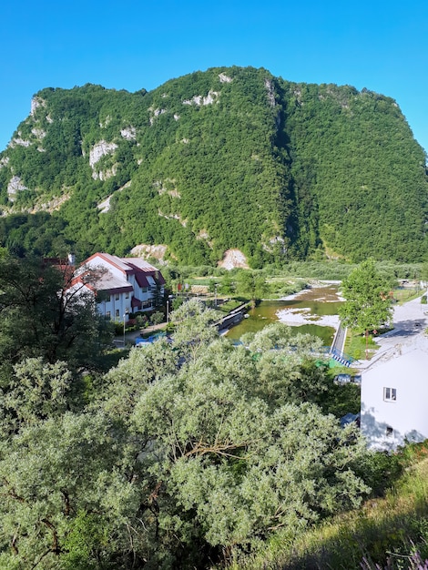 Maisons et colline au Monténégro