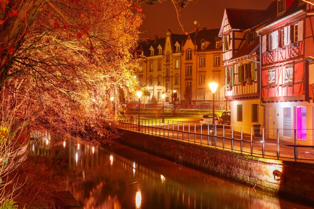 Maisons à colombages alsaciennes traditionnelles dans la Petite Venise ou la petite Venise, vieille ville de Colmar, décorées et illuminées la nuit de Noël enneigée, Alsace, France