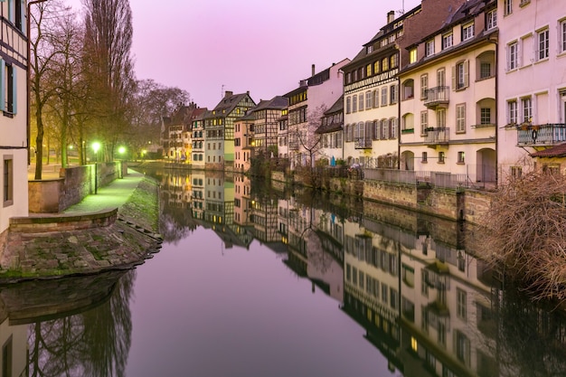 Maisons à colombages alsaciennes traditionnelles avec reflets miroir, Petite France le matin, Strasbourg, Alsace, France