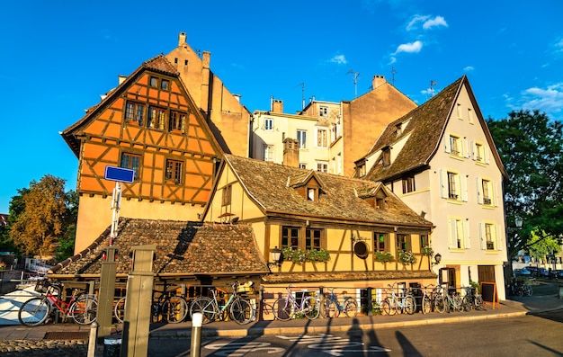 Maisons à colombages traditionnelles dans le quartier historique de la petite france à strasbourg monde de l'unesco