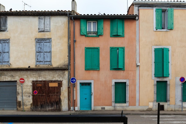 Maisons colorées aux volets verts