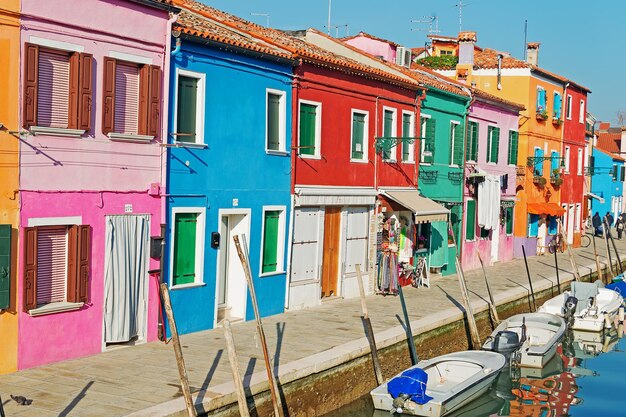 Maisons colorées de Burano par temps clair