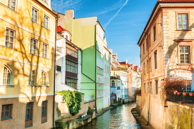 Maisons Colorées Sur Le Canal D'eau à Prague, République Tchèque.