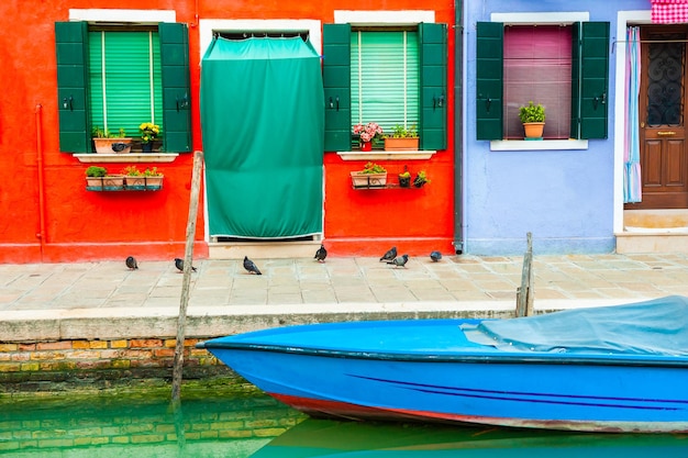 Maisons colorées sur le canal de l'île de Burano, Venise, Italie. Destination de voyage célèbre