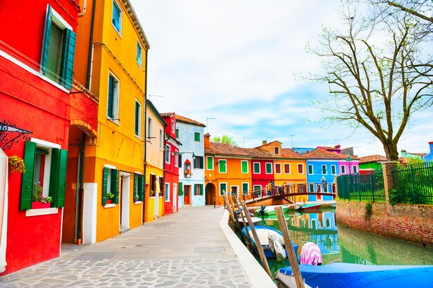 Maisons colorées sur le canal de l'île de Burano, Venise, Italie. Destination de voyage célèbre.