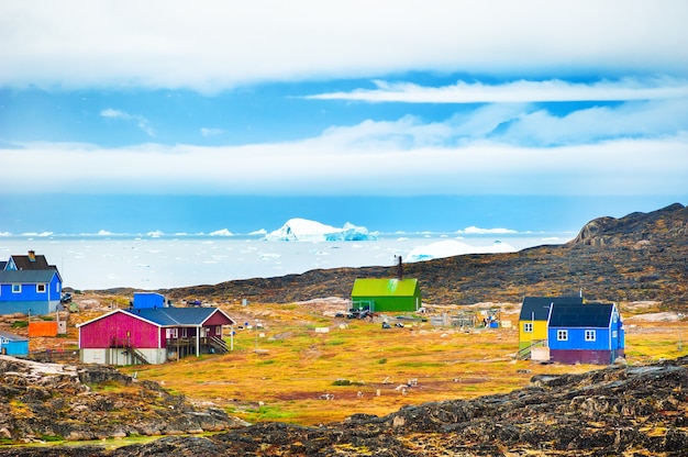 Maisons colorées dans le village de Saqqaq au bord de l'océan Atlantique, dans l'ouest du Groenland.