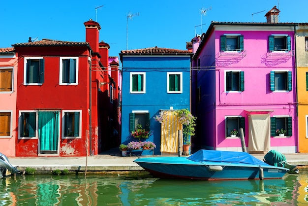 Maisons colorées dans la ville vénitienne Burano, Italie