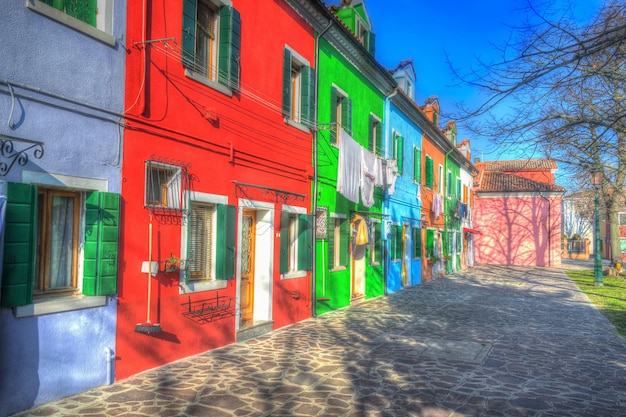 Maisons colorées sur une place Burano Italie iso 100 lourd traité pour effet hdr